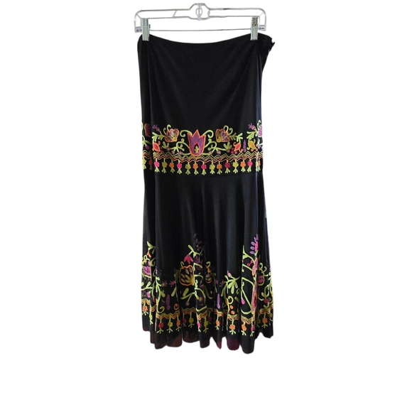 Vintage‎ Collection Black Skirt with Colorful Embroidery - Picture 9 of 13